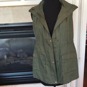 Market and Spruce Olive Safari vest